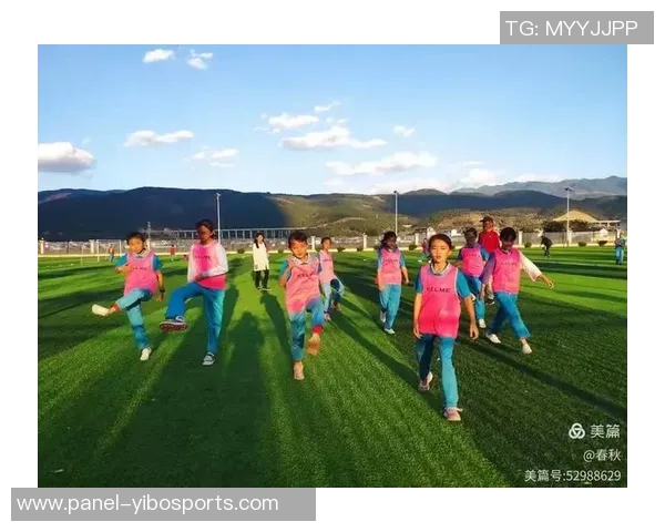 小学生快乐踢足球精彩瞬间集锦展现童年活力与团队精神